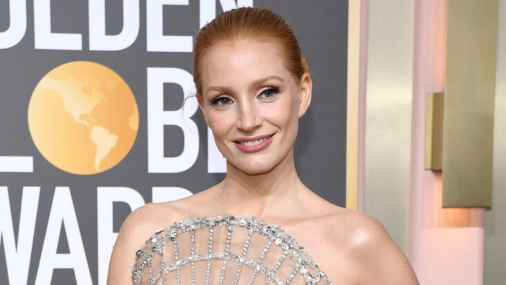 jessica chastain se puso una máscara como parte del estilo de los globos de oro para proteger a su elenco de ‘a doll’s house’