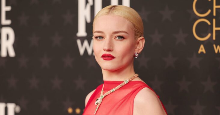 julia garner deslumbra con un vestido transparente y un sostén en los critics’ choice awards