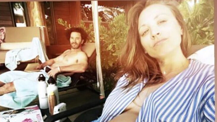 kaley cuoco muestra su pancita en crecimiento en unas vacaciones tropicales con tom pelphrey: mira las fotos