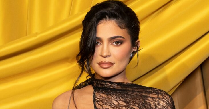 kylie jenner combina sus nuevas cejas decoloradas con un vestido de escote pronunciado