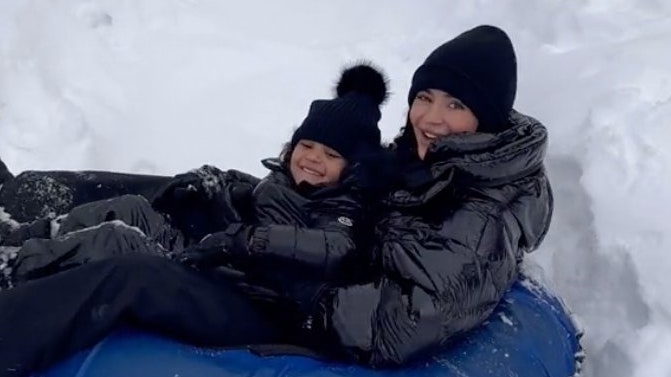 kylie jenner comparte dulce video de snow tubing con stormi