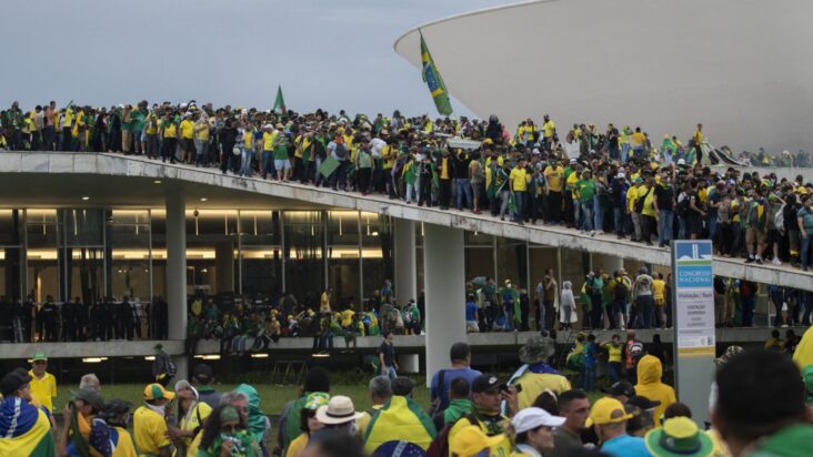 la democracia de brasil está bajo un ataque al estilo del 6 de enero. la extrema derecha está emocionada