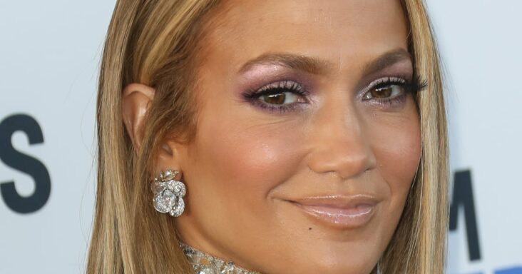 las uñas rosas de jennifer lopez completan su look monocromático