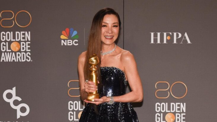 michelle yeoh reprende a los productores de los globos de oro por intentar acortar su discurso: “puedo golpearte”