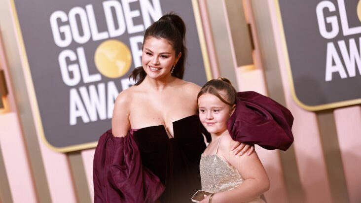 selena gomez llevó a su hermana pequeña gracie a los globos de oro: vea las fotos