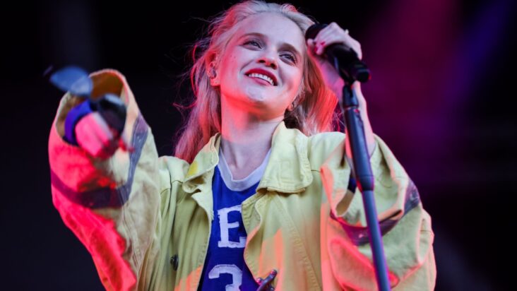 sky ferreira dice que la nueva música se retrasa debido a que la consideran ‘difícil’