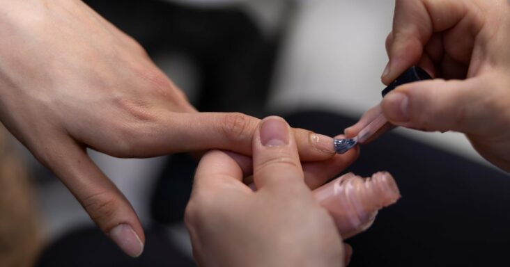 sweater nail art es la forma más acogedora de usar esmalte de uñas este invierno