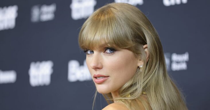 taylor swift usó un minivestido de bola de discoteca para sorprender a los fanáticos en el concierto de 1975