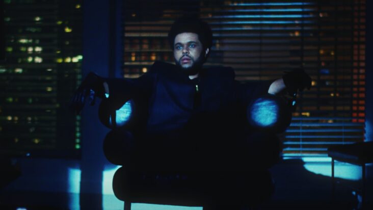 the weeknd se pregunta ‘¿hay alguien más?’ en video sensual