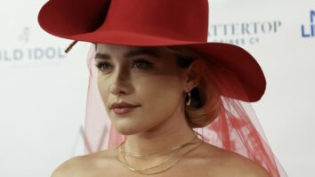 el vestido escotado de florence pugh tiene cortes dramáticos en la cintura y el pecho