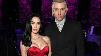 megan fox usa un corsé hundido mientras mgk se pinta las uñas de azul