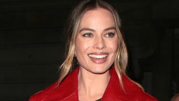 las uñas de espacio negativo de margot robbie combinan con el recorte de su vestido