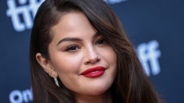 selena gomez clava la tendencia barbiecore con una minifalda rosa y plataformas de 7 pulgadas